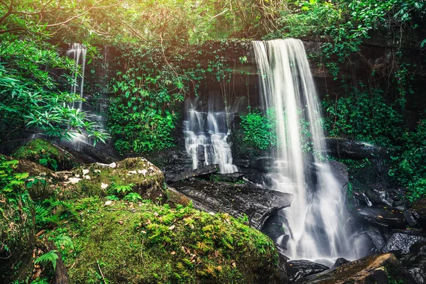 Naturaleza Cascadas Tropica zona asia Tailandia. Cascadas. Cascada de Puhinrongkla Romklao-paradorn — Foto de Stock