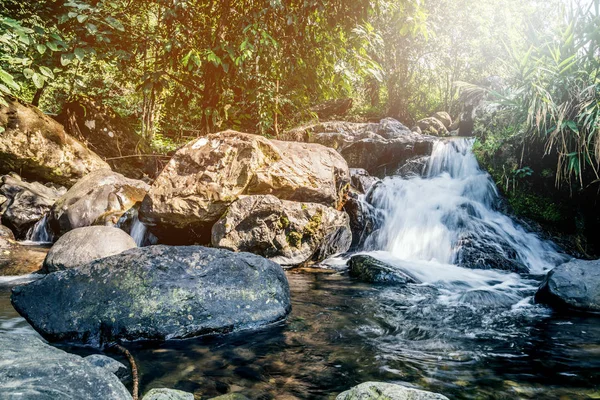 Emerald Waterfall Travel. Cascada despejada. Naturaleza verde. En Vang Vieng — Foto de Stock