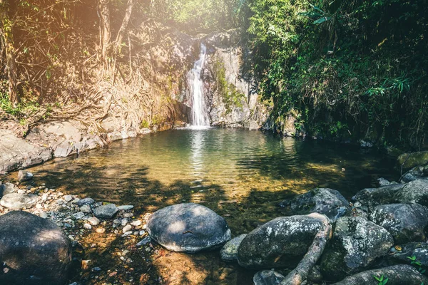 Emerald Waterfall Travel. Cascada despejada. Naturaleza verde. En Vang Vieng — Foto de Stock