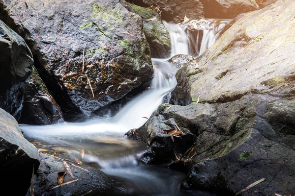 Pozadí krajinná příroda lesní kopec vodopád. Vodopád Thajsko — Stock fotografie