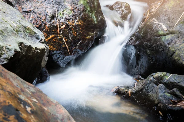 Pozadí krajinná příroda lesní kopec vodopád. Vodopád Thajsko — Stock fotografie