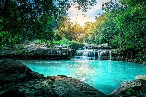 自然背景瀑布。瀑布翡翠池 泰国 — 图库照片