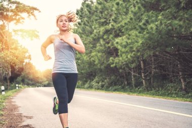Kadınlar sokakta koşarak egzersiz. Doğa parkı. Asyalı kadınlar