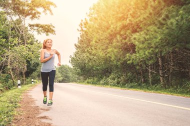 Kadınlar sokakta koşarak egzersiz. Doğa parkı. Asyalı kadınlar