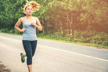 Kadınlar sokakta koşarak egzersiz. Doğa parkı. Asyalı kadınlar