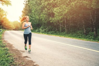 Kadınlar sokakta koşarak egzersiz. Doğa parkı. seyahat Tayland, egzersiz