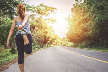 Kadınlar sokakta egzersiz yapar. Doğa parkı. Bağımsız seyahat, seyahat doğa, seyahat rahatlama, seyahat Tayland.