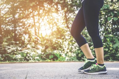 Kadınlar sokakta koşarak egzersiz. Doğa parkı. Asyalı kadınlar