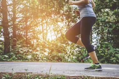 Kadınlar sokakta koşarak egzersiz. Doğa parkı. Asyalı kadınlar