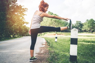 Kadınlar sokakta egzersiz yapar. Doğa parkı. Asyalı kadınlar
