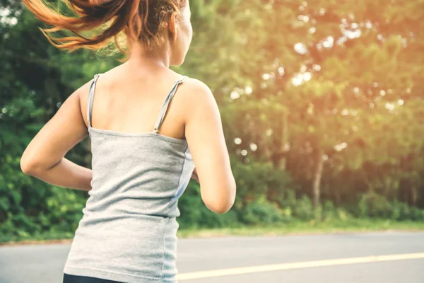 Le donne si esercitano a correre per strada. Parco naturale. esercizio, corsa, buona salute, rilassarsi . — Foto Stock