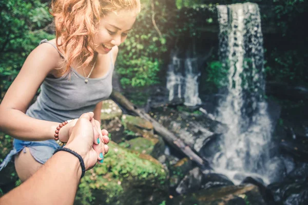 Male and woman couples Asia. Walking hand travelers travel nature Forests, mountains, waterfalls. puhinrongkla — Stock Photo, Image