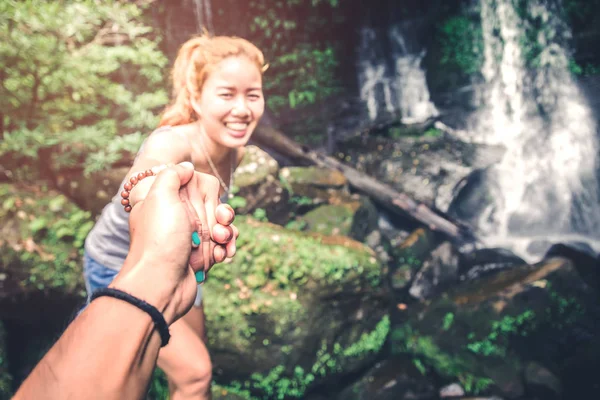 남성과 여성 커플 아시아. 산책 손 여행자 여행 자연 숲, 산, 폭포. 푸힌롱클라 — 스톡 사진