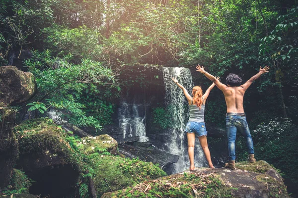 남성과 여성 커플 아시아. 산책 손 여행자 여행 자연 숲, 산, 폭포. 푸힌롱클라 — 스톡 사진
