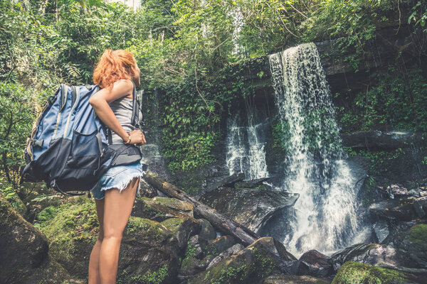 женщина Азия путешественники путешествовать. Прогулки вручную путешественники путешествуют природа Леса, горы, водопады. puhinrongfesa
