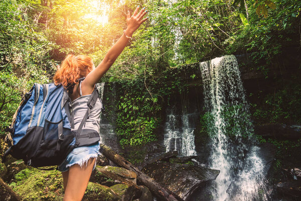 женщина Азия путешественники путешествовать. Прогулки вручную путешественники путешествуют природа Леса, горы, водопады. puhinrongfesa
