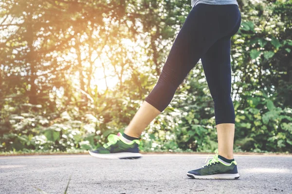 Le donne si esercitano a correre per strada. Parco naturale. Donne asiatiche — Foto Stock