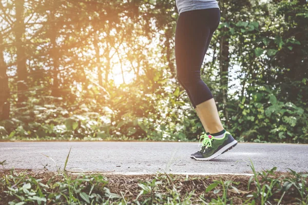 Le donne si esercitano a correre per strada. Parco naturale. Donne asiatiche — Foto Stock