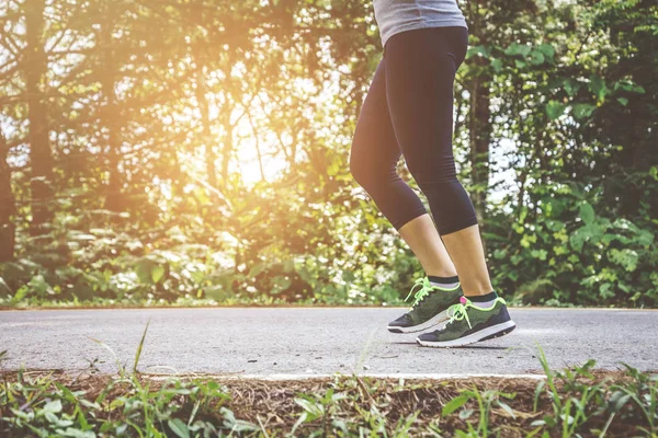 Le donne si esercitano a correre per strada. Parco naturale. Donne asiatiche — Foto Stock