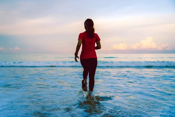 Девушка бегает трусцой по пляжу утром. Relax and happy with running on the sea. Летом. Девушка бегает за здоровьем. упражнения, природа, открытый, отдых, спорт, отдых, бег, пляж, море, путешествия Таиланд . — стоковое фото