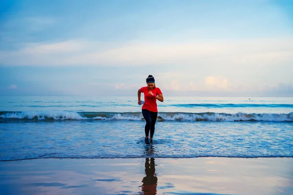 Девушка бегает трусцой по пляжу утром. Relax and happy with running on the sea. Летом. Девушка бегает за здоровьем. упражнения, природа, открытый, отдых, спорт, отдых, бег, пляж, море, путешествия Таиланд . — стоковое фото