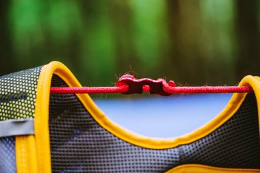 kilit kuvveti halatı. çadır halat tokası. asılı sırt çantası.