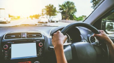 Akşam ları güneş ışığını yönlendirmek için harita kullanan kadın. Navi yol la. Seyahat arabası, araba sür, seyahat. Boş zaman seyahati için sür.