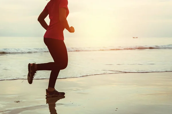 Allenamento di jogging femminile sulla spiaggia al mattino. Rilassati con la passeggiata sul mare. La ragazza che fa jogging per la salute. esercizio, natura, outdoor, vacanza, sport, relax, Corsa, spiaggia, mare, viaggiare Thailandia . — Foto Stock