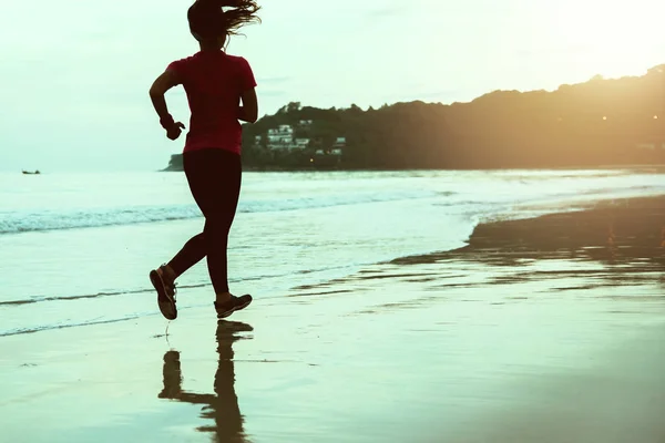 Жінка біг тренування на пляжі вранці. Відпочиньте з морською прогулянкою. Схопитися і весело на тренування. море, пляж, природа, на природі, свято, спорт, вправи, розслабитися, подорожі Таїланд. — стокове фото