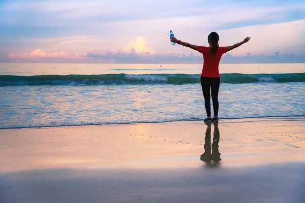 Девушка бегает трусцой по пляжу утром. Relax and happy with running on the sea. Летом. пляж, спорт, физические упражнения, путешествия Таиланд . — стоковое фото