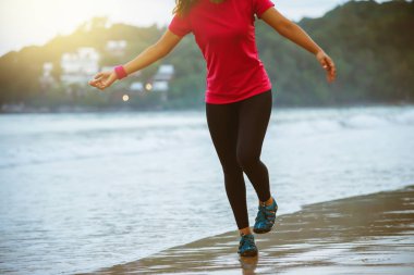 Sabah ları sahilde koşu antrenmanı yapıyor. Deniz yürüyüşü ile rahatlayın. Sahilde koşu, sağlık için, iyi sağlık, egzersiz.