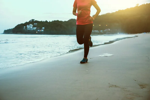 Allenamento di jogging femminile sulla spiaggia al mattino. Rilassati con la passeggiata sul mare. estate, spiaggia, natura, all'aperto, vacanza, sport, esercizio, relax, viaggiare Thailandia . — Foto Stock