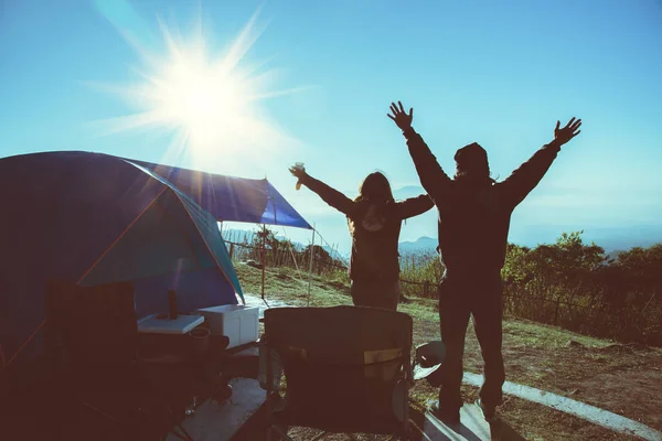 Amoureux femmes et hommes asiatiques voyagent se détendre camping dans les vacances. Sur la montagne. Regarde le soleil se lever. tente, montagne, camping, campagne, forêt, nature, plein air, vacances, détente, voyage, été, voyage Thaïlande . — Photo