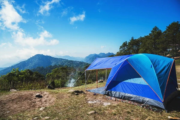 Viaggio relax in vacanza. campeggio sulla Montagna. campagna, foresta, itinerario, estate, natura, all'aperto, vacanza, relax, viaggiare Thailandia, paesaggio, stile, tenda . — Foto Stock