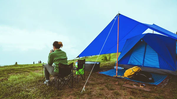 Mulheres asiáticos viajar relaxar acampar no feriado. barraca, montanha, camping, campo, floresta, natureza, outdoor, feriado, relaxar, viajar, verão, viajar Tailândia . — Fotografia de Stock