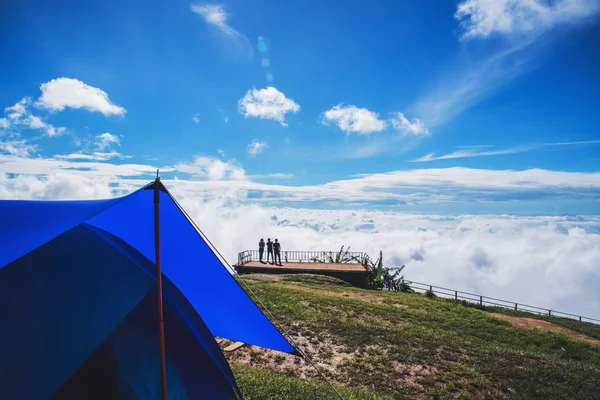 I turisti stanno guardando vista Paesaggio sulla montagna. Belle nuvole e tenda da campeggio. tenda, montagna, campeggio, campagna, foresta, natura, all'aperto, vacanza, relax, viaggiare, estate, viaggiare Thailandia . — Foto Stock