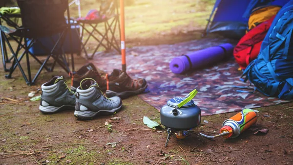 Tatilde Rahatlayın Dağda Kamp Kamp Aksesuarları Çadır Dağ Kamp Kırsal — Stok fotoğraf