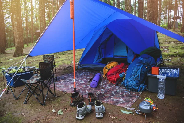 Viagem relaxar no feriado. acampar na Montanha. Acessórios de acampamento, barraca, montanha, camping, campo, floresta, natureza, ao ar livre, férias, relaxar, viagens, verão, camping Tailândia . — Fotografia de Stock