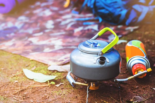 Camper sur la montagne. bouilloire placée sur une cuisinière à gaz pique-nique. Accessoires camping, tente, montagne, camping, campagne, forêt, nature, plein air, vacances, détente, voyage, été, camping Thaïlande . — Photo