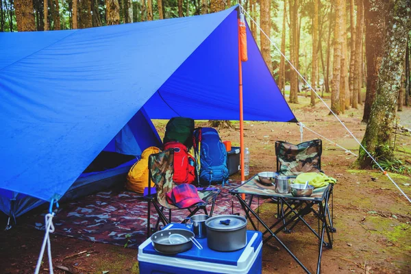 Reis ontspannen in de vakantie. Kamperen op de berg. Kampeer accessoires, tent, berg, Camping, platteland, bos, natuur, buitenshuis, vakantie, ontspannen, reizen, zomer, Camping Thailand. — Stockfoto