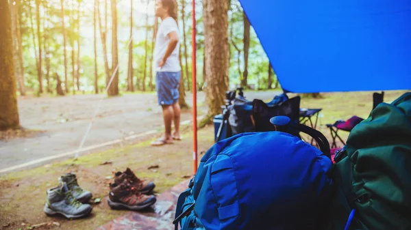 Reis ontspannen in de vakantie. Kamperen op de berg. Kampeer accessoires, tent, berg, Camping, platteland, bos, natuur, buitenshuis, vakantie, ontspannen, reizen, zomer, Camping Thailand. — Stockfoto