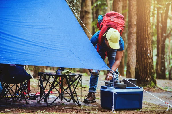 Viaggio relax in vacanza. campeggio sulla Montagna. Accessori campeggio, tenda, montagna, campeggio, campagna, foresta, natura, all'aperto, vacanza, relax, viaggiare, estate, campeggio Thailandia . — Foto Stock