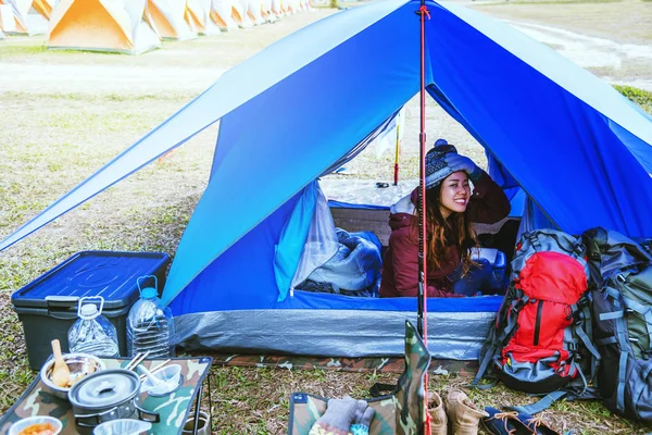 Viagem mulher asiática relaxar no feriado. acampar na Montanha. sentar-se e descansar na tenda. acampar na Montanha. Tenda de acampamento, montanha, acampamento, campo, floresta, natureza, ao ar livre, férias, relaxar, viagem, verão, camping Tailândia . — Fotografia de Stock