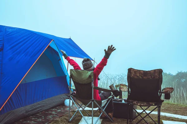 Mulheres asiáticos viajar relaxar acampar no feriado. Na montanha. educação, ler um livro, livro, Escrever uma nota, diário, barraca, montanha, camping, campo, floresta, natureza, ao ar livre, férias, relaxar, viajar, verão, camping Tailândia . — Fotografia de Stock