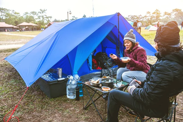 Amantes mulheres e homens asiáticos viajar relaxar acampar no feriado. acampar na Montanha. Sente-se tomar café. barraca, montanha, acampamento, campo, floresta, natureza, outdoor, feriado, relaxar, viajar, verão, camping Tailândia . — Fotografia de Stock