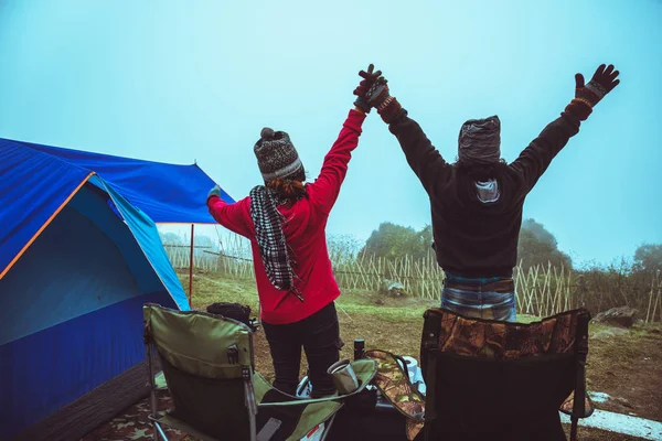 Amante mulher e homem asiáticos viajar relaxar. acampar no feriado. Na Montanha. barraca, montanha, acampamento, campo, floresta, natureza, outdoor, feriado, relaxar, viajar, verão, camping Tailândia . — Fotografia de Stock