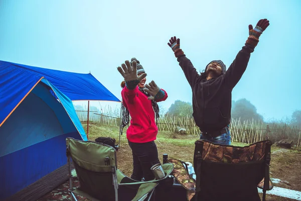 Amantes mulheres e homens asiáticos viajar relaxar acampar no feriado. Na Montanha.Tailândia — Fotografia de Stock