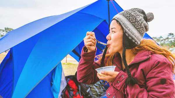 As mulheres asiáticas viajam relaxar nas férias. acampar na Montanha. Sente-se tomar café. campo, Floresta, rota, verão, natureza, outdoor, férias, relaxar, viajar Tailândia, paisagem, estilo . — Fotografia de Stock