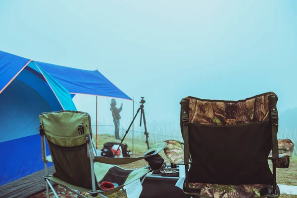 Homem asiáticos viagem relaxar acampar no feriado. Na montanha. campo, Floresta, rota, verão, natureza, outdoor, férias, relaxar, viajar Tailândia, paisagem, estilo, barraca, acampar . — Fotografia de Stock