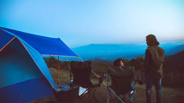 Minnaar vrouw en man Aziaten reizen ontspannen kamperen in de vakantie. Op de Moutain. Kijk hoe de zon stijgt. camping, platteland, bos, tent, natuur, buitenshuis, vakantie, ontspannen, reizen, de zomer, reizen Thailand. — Stockfoto